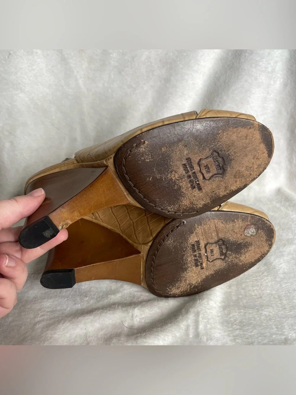 Stuart Weitzman Wedge Sandals 9.5 M Beige Croc Embossed Slingback Peep Toe Shoes